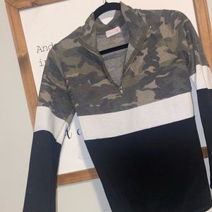 Camo 1/4 zip sweatshirt ✨
